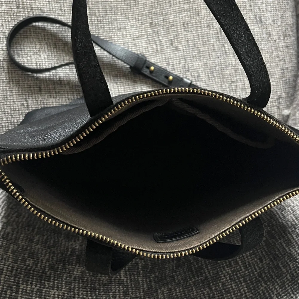Madewell Crossbody Leather Zip-Up Medium Tote - Picture 7 of 16